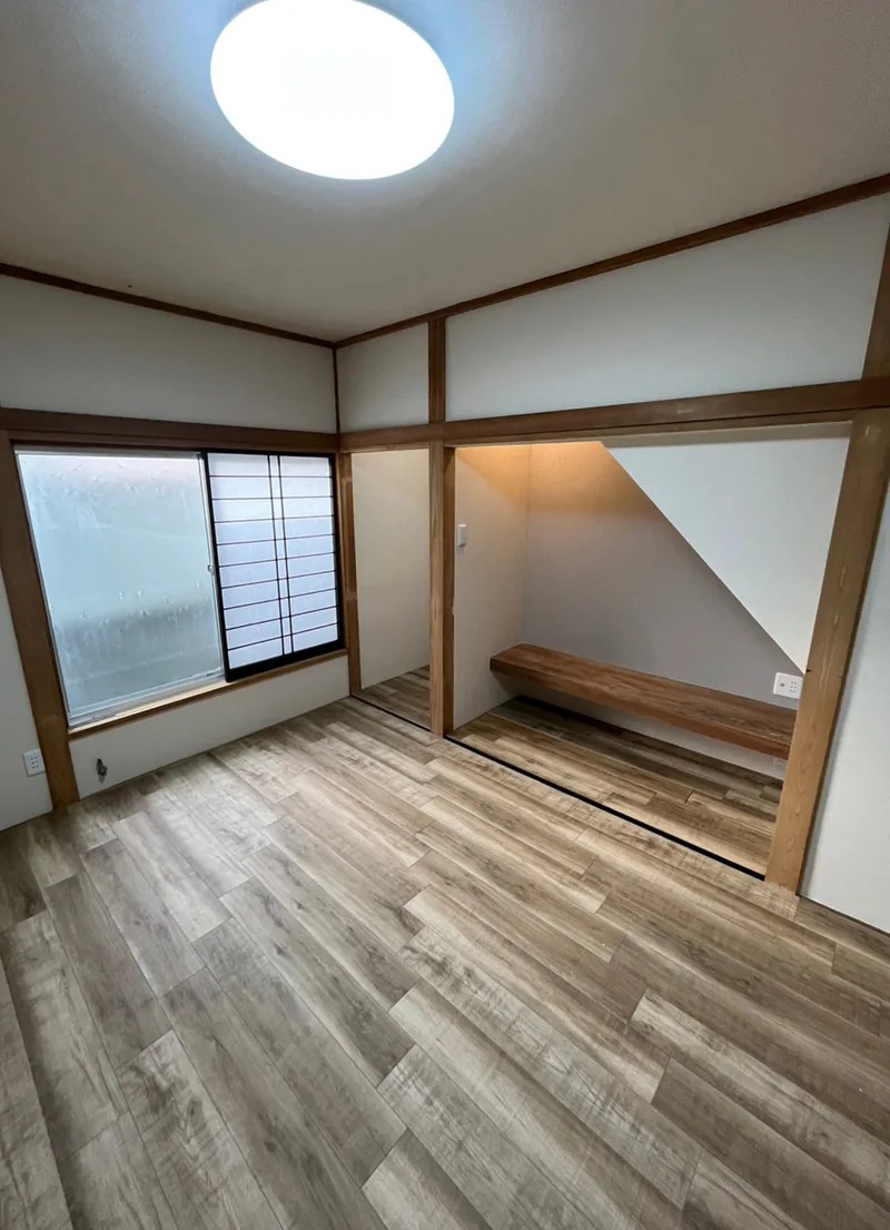 リフォーム後の部屋。床を張り替え、壁を白く仕上げている