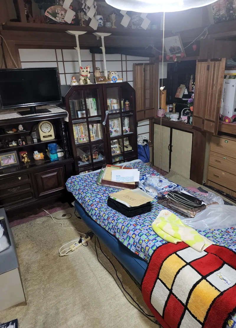 リフォーム前の和室。家具や荷物が残っている